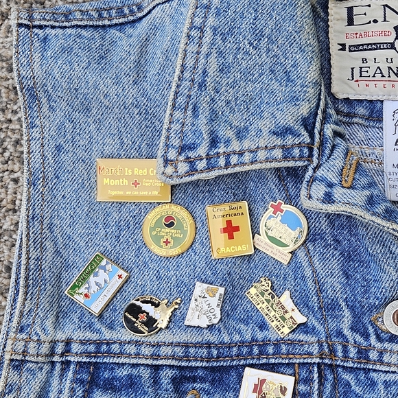 AMAZING Red Cross Pins Blood Drive Collection Denim Vest VTG Battle Jean Jacket - Picture 9 of 16